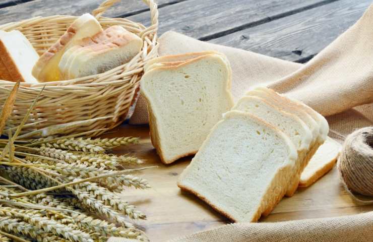 Pane bianco nel cestino 