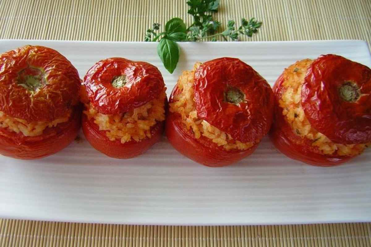 piatto con pomodori ripieni