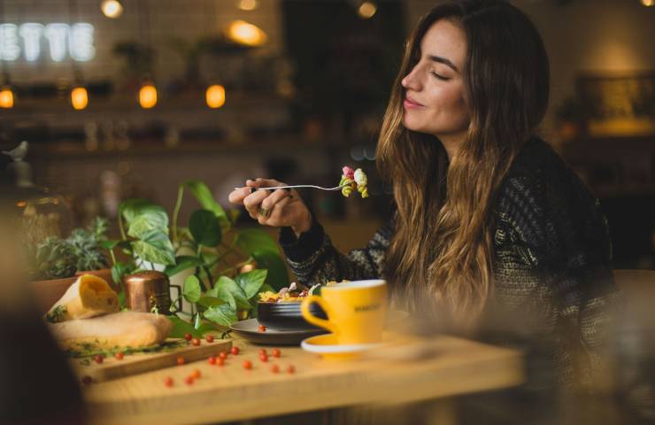 Ragazza che mangia sano