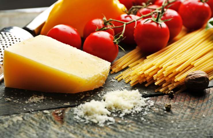 Formaggio, pomodorini e spaghetti