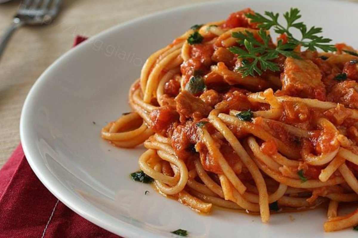 Spaghetti con tonno e pomodoro