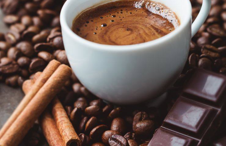 Tazza di caffè con cioccolato fondente e cannella