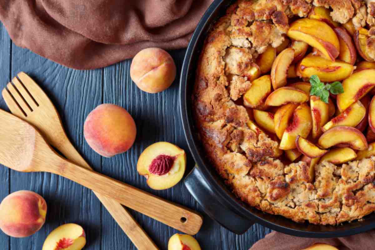 Torta con pesche e lamponi