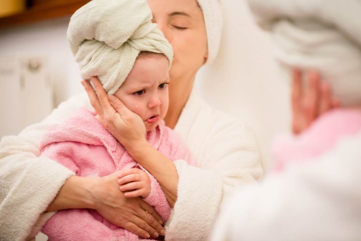 Mamma accarezza il suo bambino