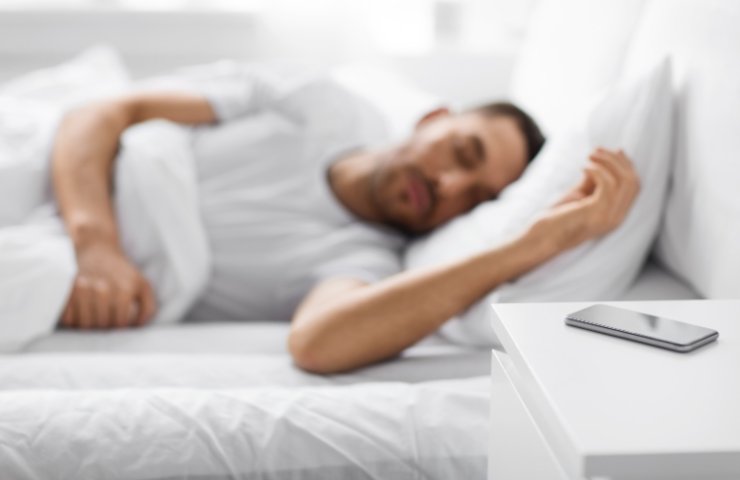 cellulare sul comodino mentre si dorme