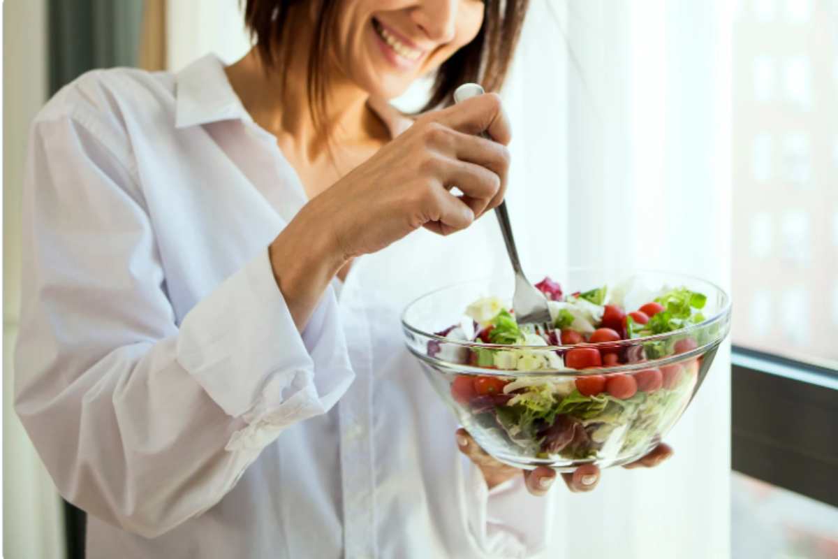 donna che mangia un'insalata