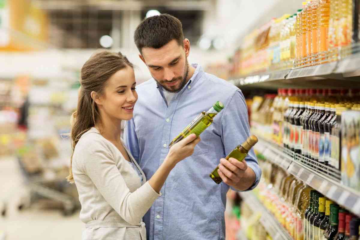 Olio d'oliva sugli scaffali del supermercato