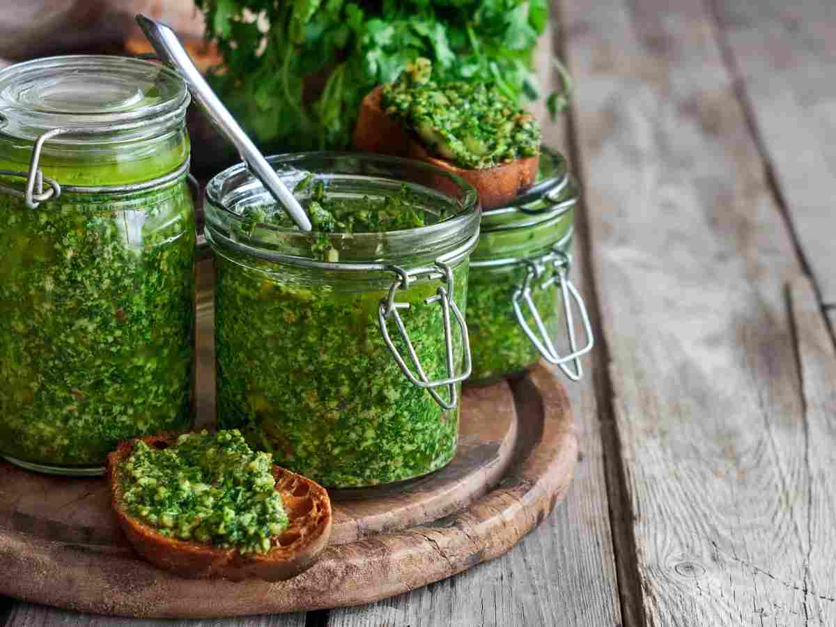 barattoli aperti di pesto su un tavolo