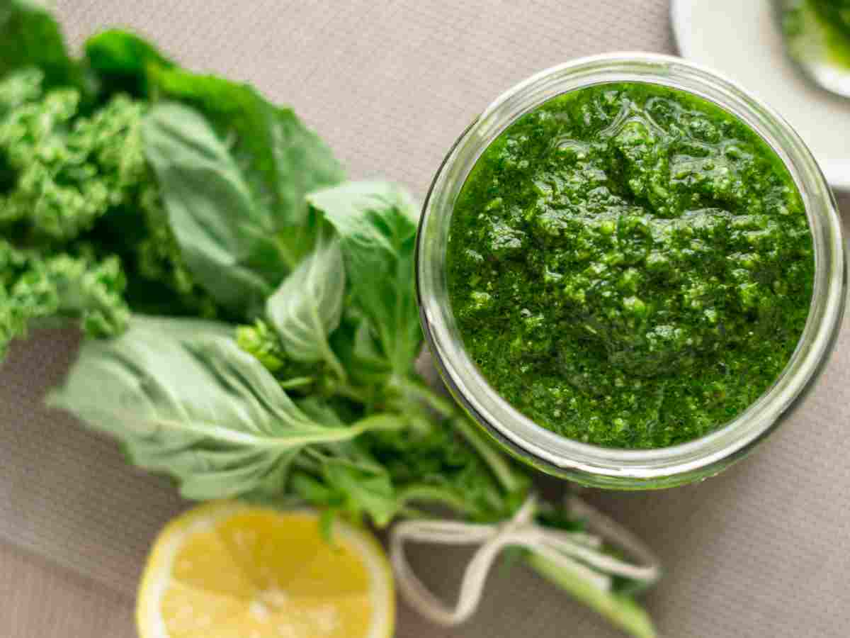 basilico, limone e del pesto su un tavolo