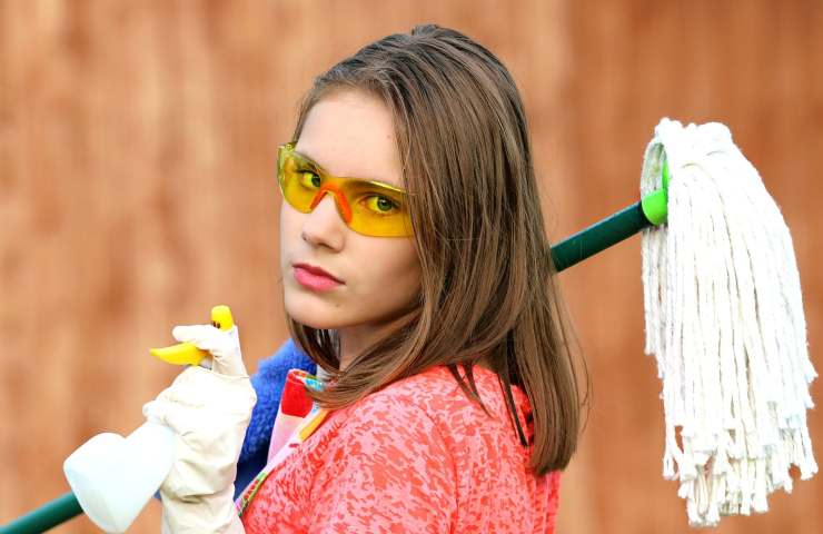 Ragazza con mocio e spruzzino