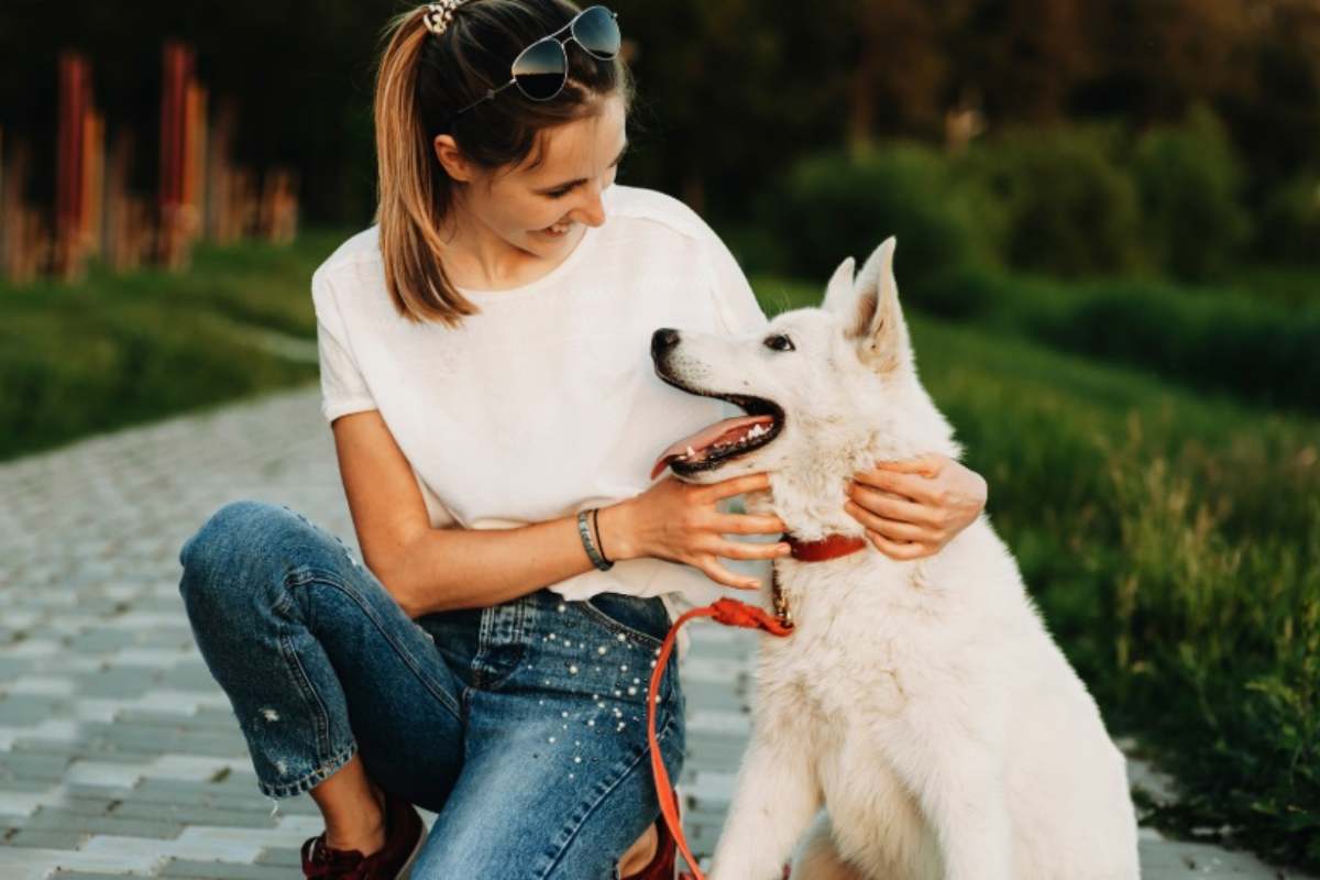 Donna e il suo cane che si guardano