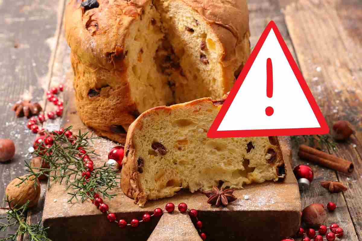 Fetta di panettone disposta su tagliere