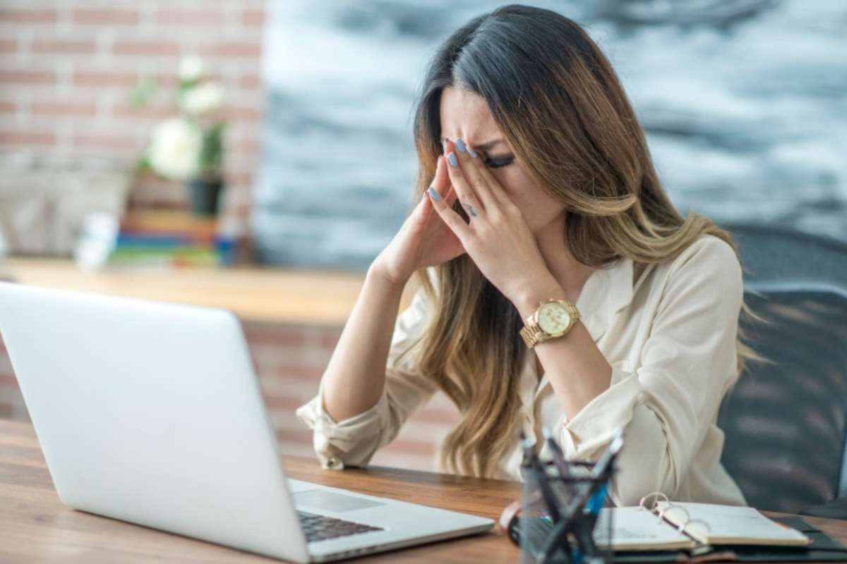 Persona stressata dal lavoro