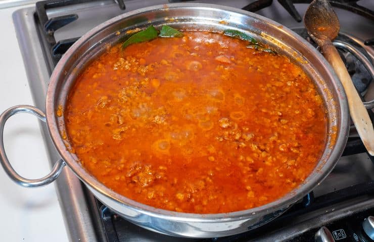 pentola sul fuoco con all'interno il ragù