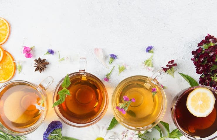 varie bicchieri con all'interno tisane di colori differenti