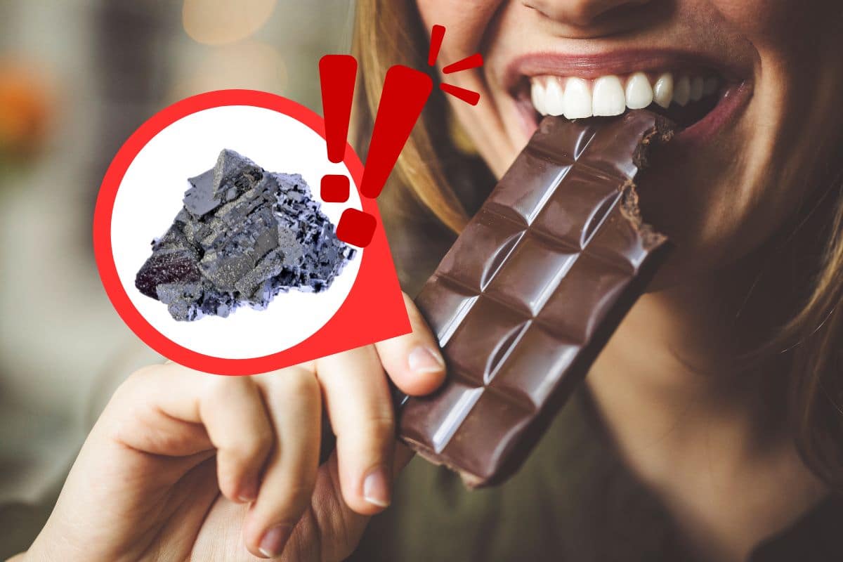 donna che mangia barretta di cioccolato e foto metalli