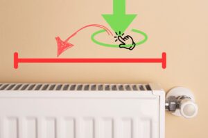 Termosifone con frecce ad indicare un punto preciso sul muro