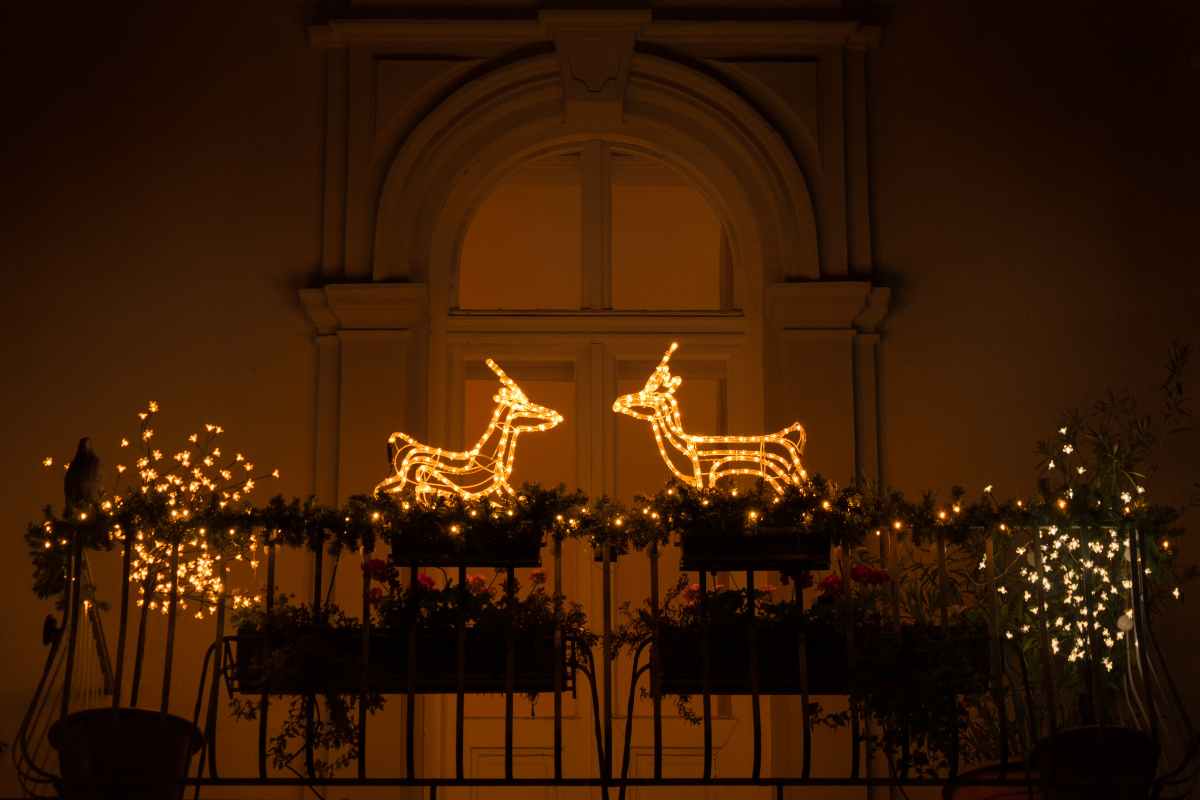 luci di Natale sul balcone