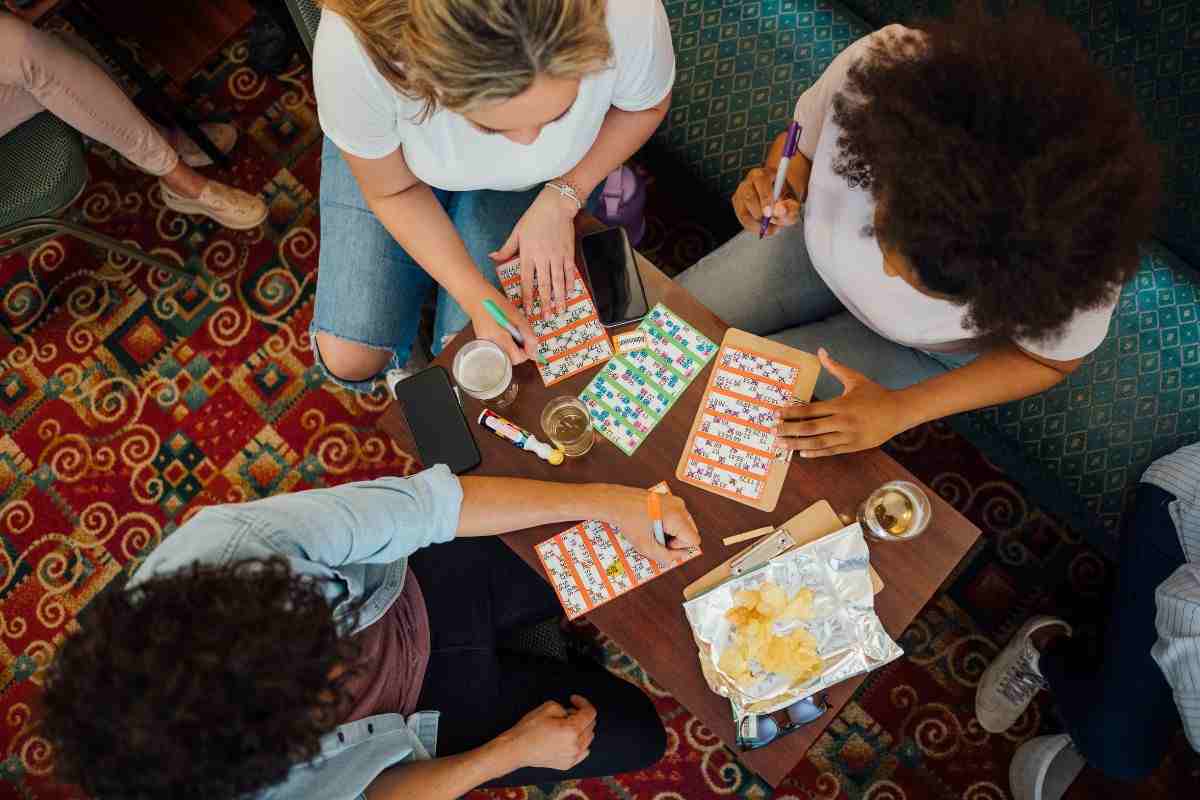 Amici giocano a tombola