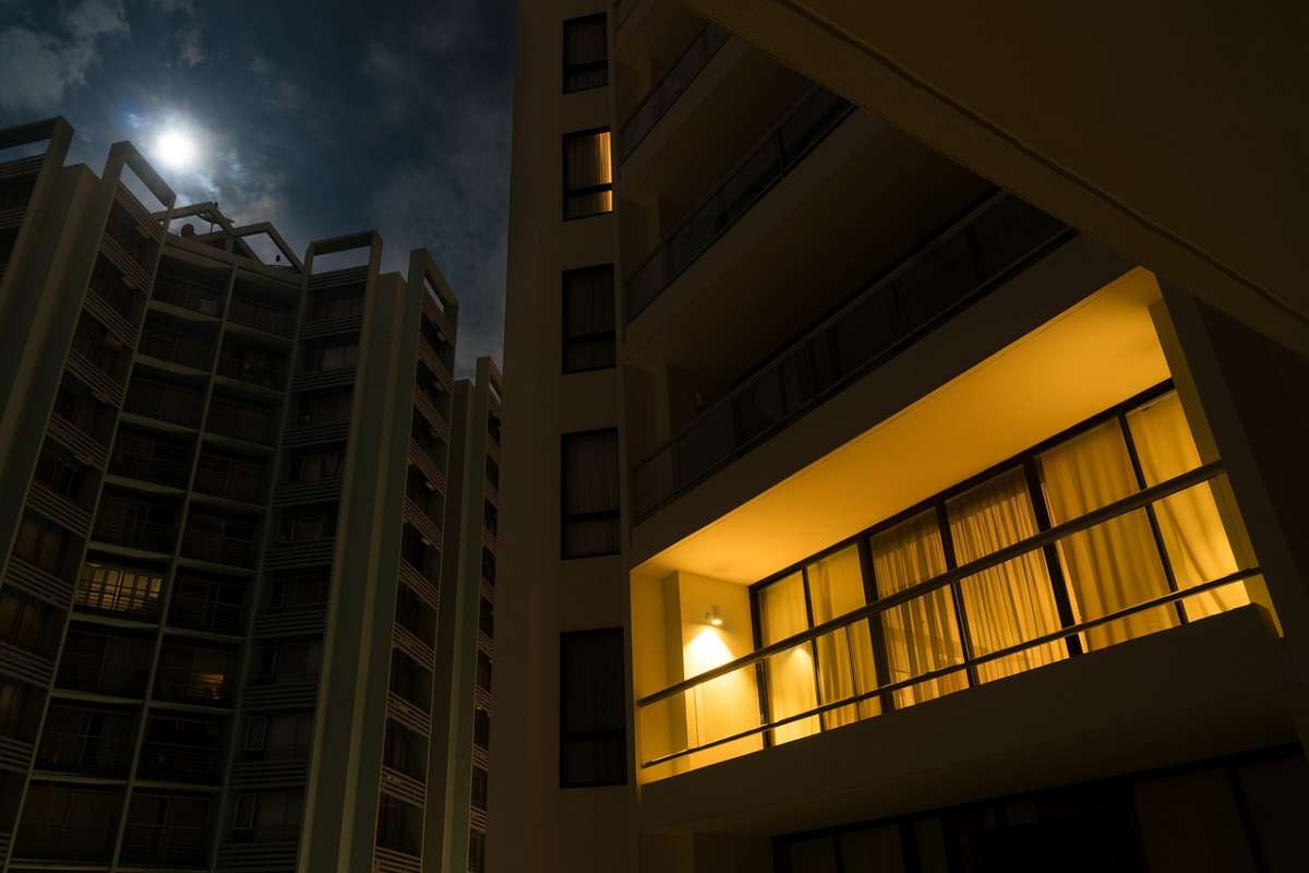 Balcone illuminato di notte