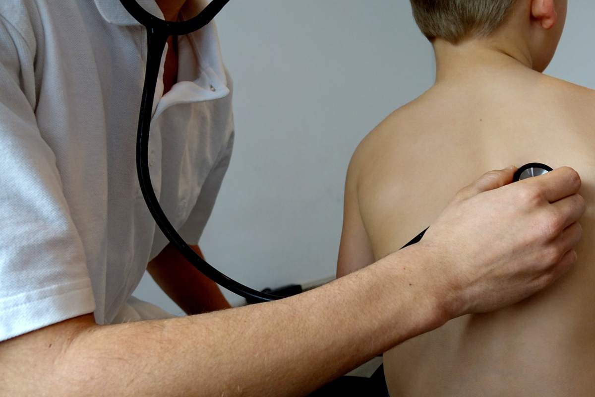 Bambina durante visita medica