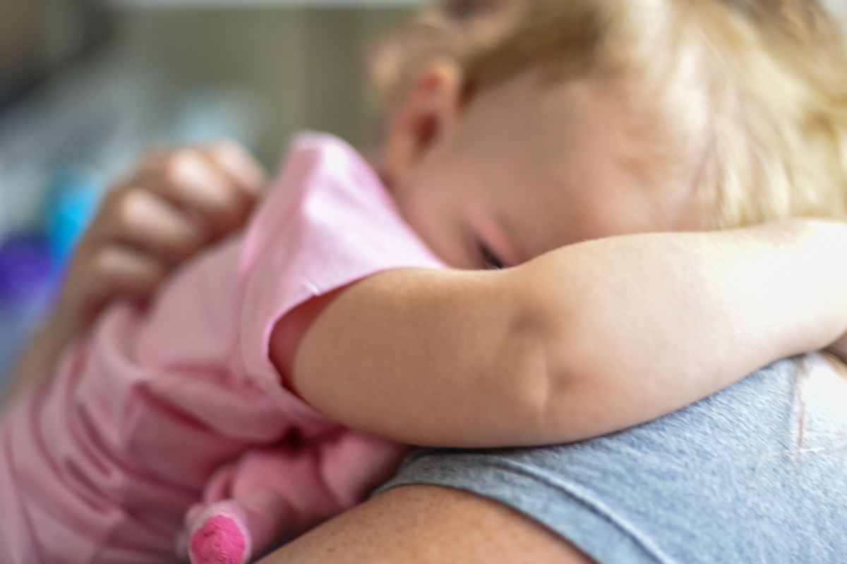 Bambina malata abbraccia la mamma