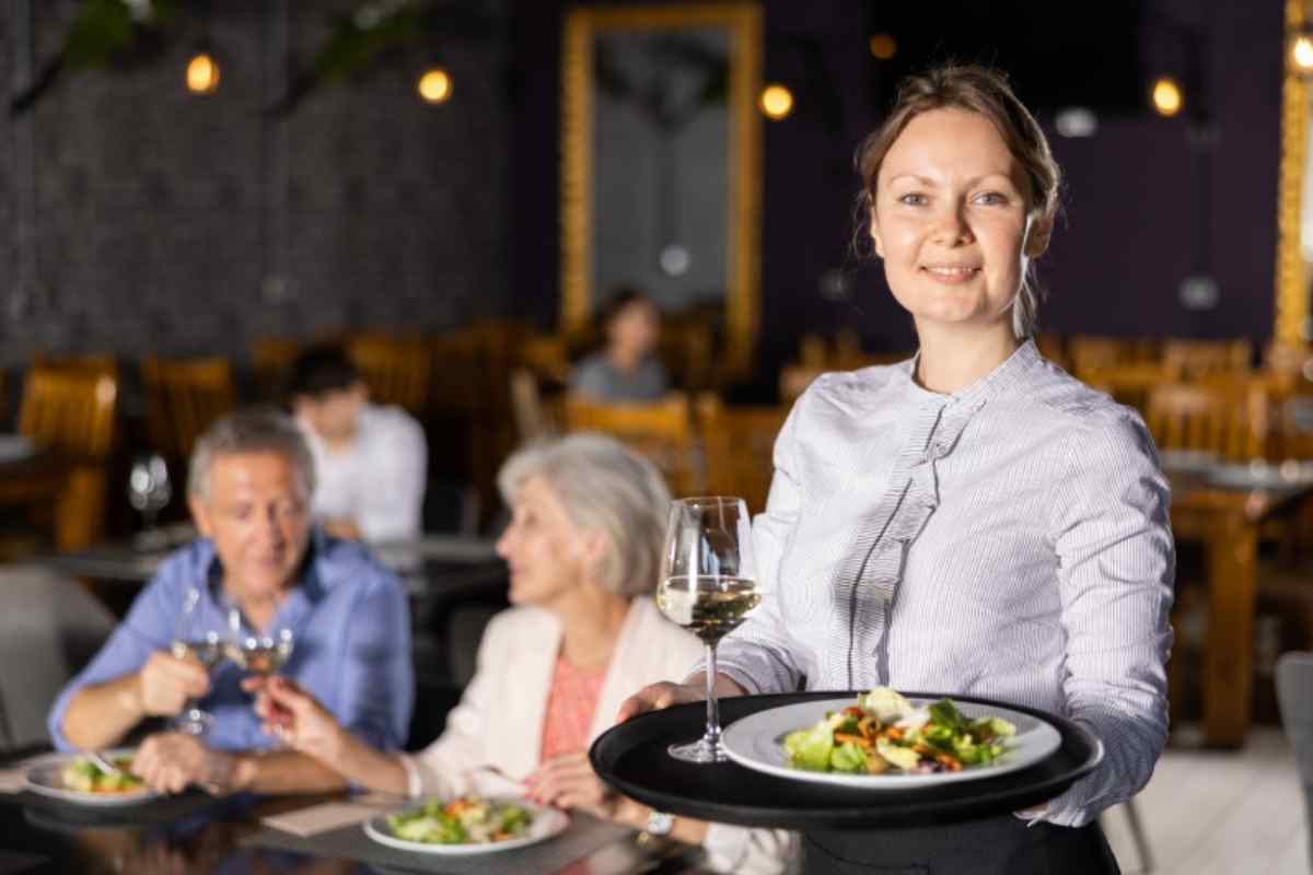 Cameriera al ristorante 