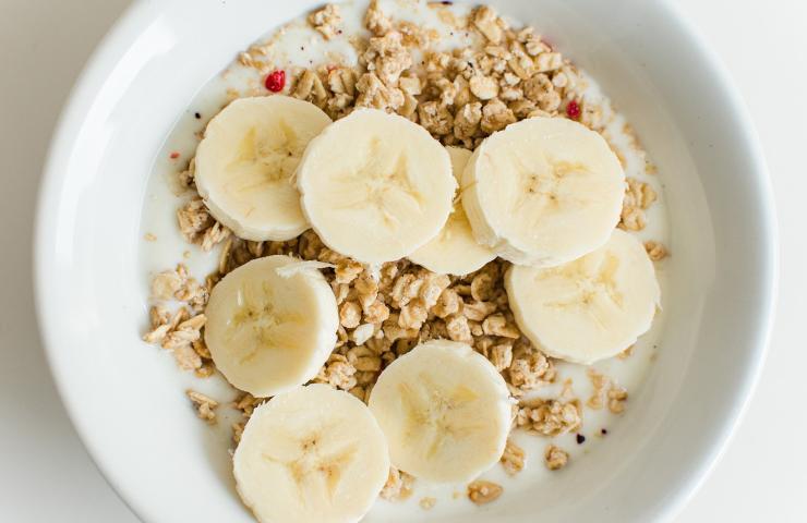 Cereali e banane per colazione