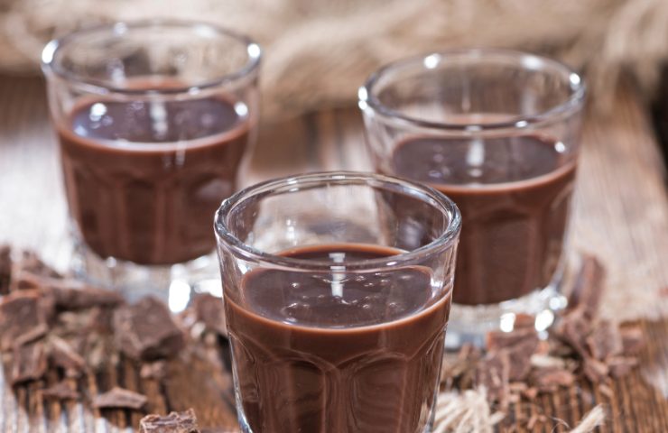 Liquore con crema alle nocciole