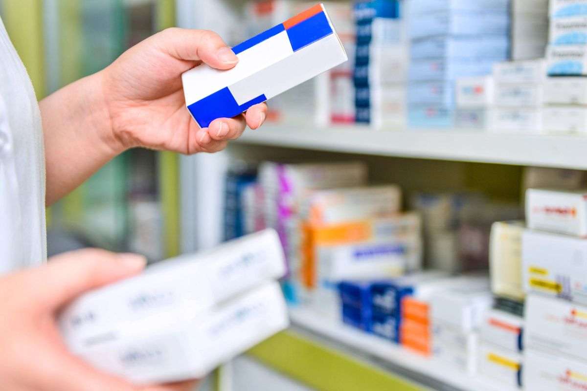 Farmacista sistema farmaci sugli scaffali