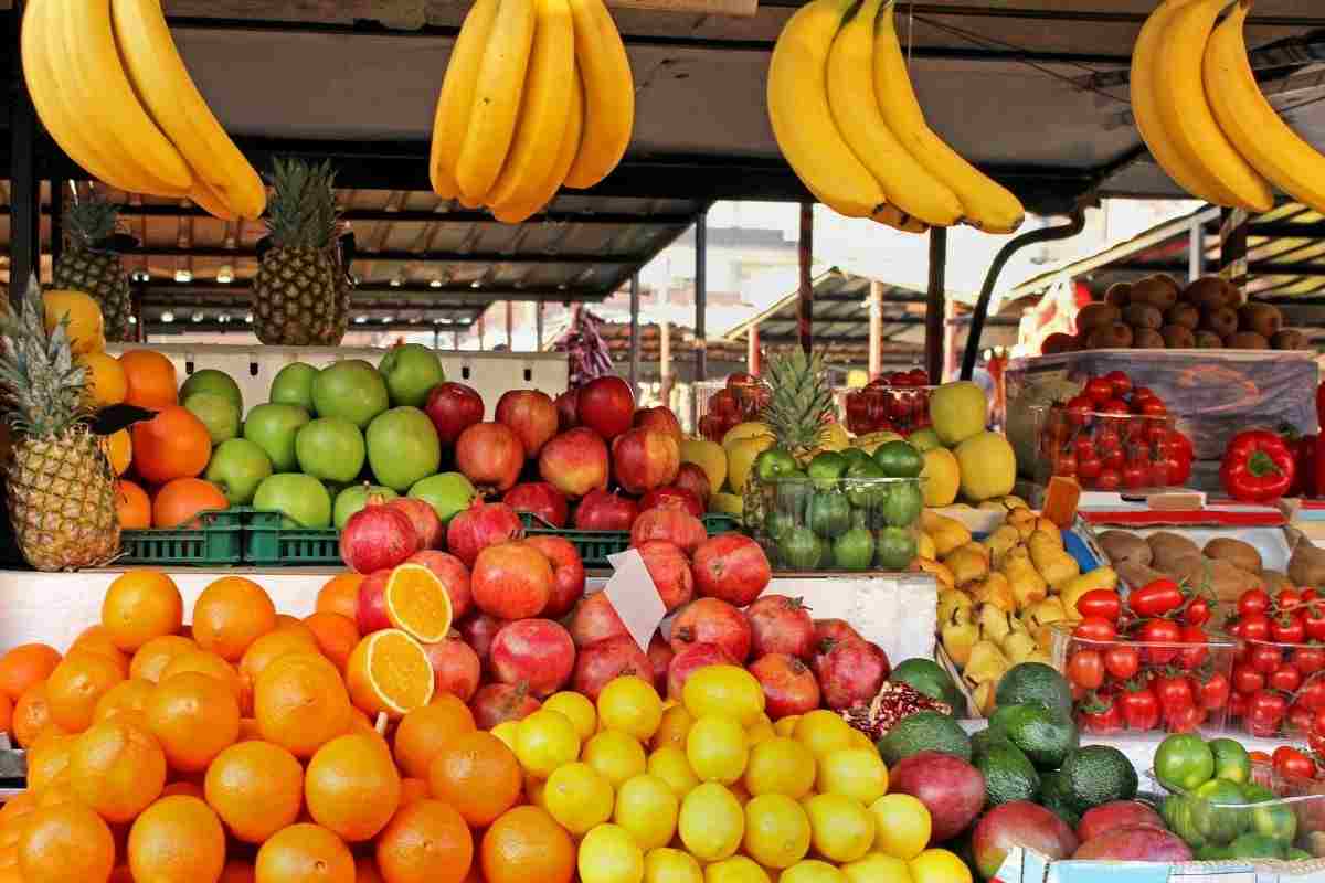 Frutta esposta in un mercato