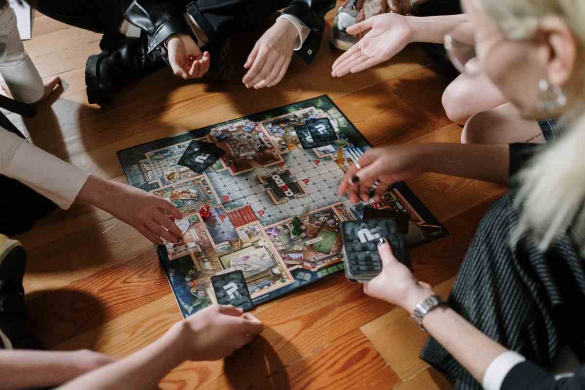 Gruppo di persone gioca a Cluedo