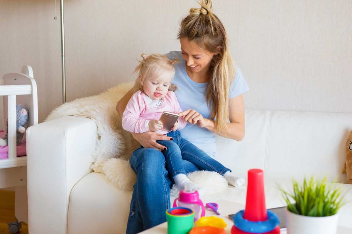 Mamma fa giocare la sua bimba con il telefono