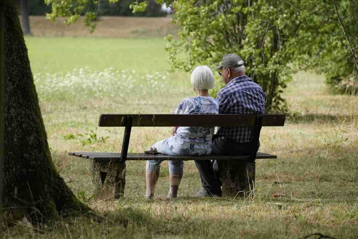 Persone anziane al parco 