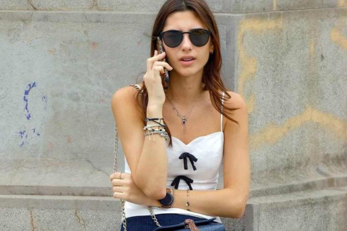 Ragazza al telefono