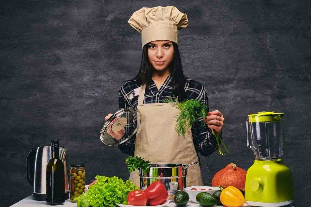 Ragazza alle prese con la preparazione di un pasto