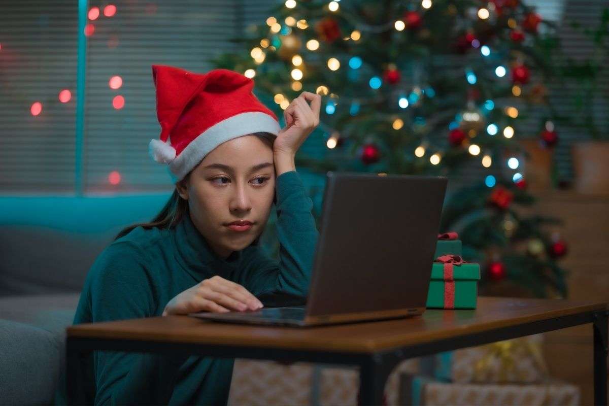 Ragazza festeggia da sola il Natale