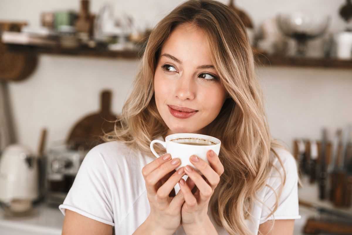 Ragazza gusta un buon caffè