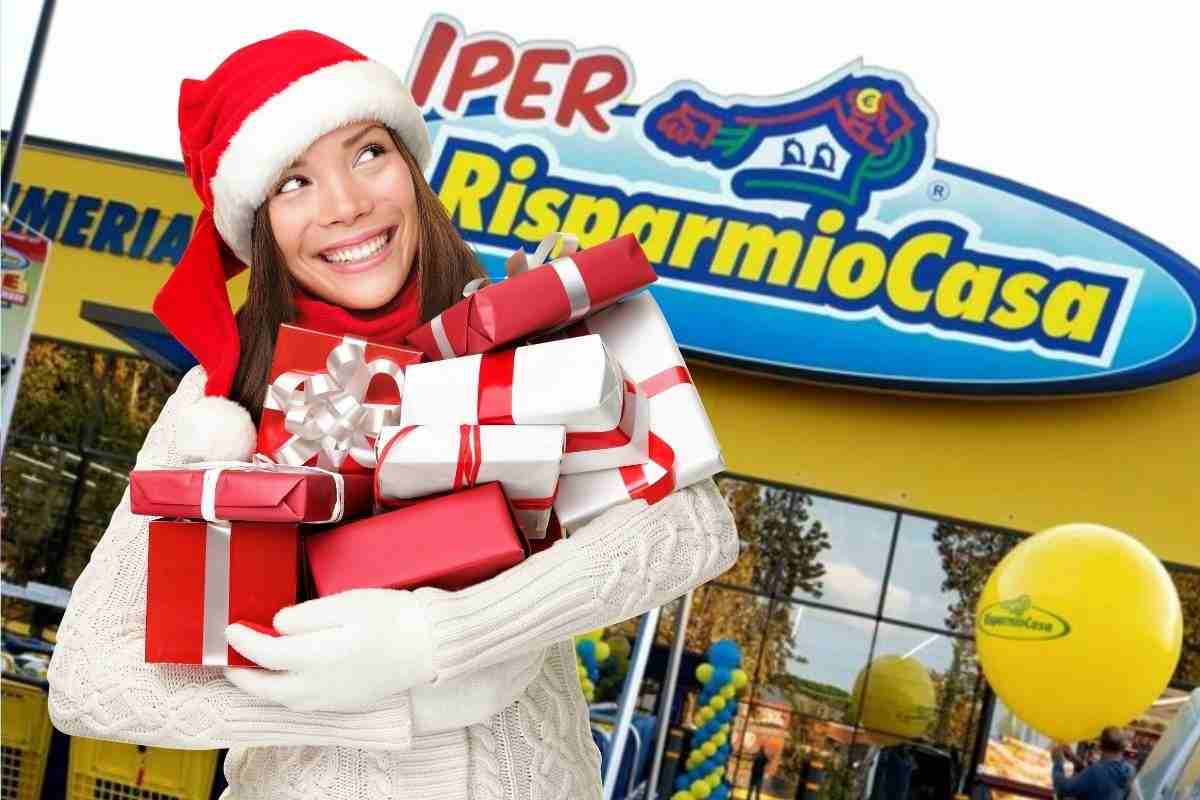 Ragazza sorridente fa shopping natalizio