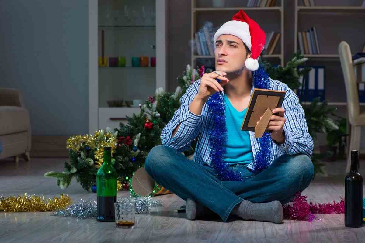 Ragazzo malinconico durante le feste natalizie