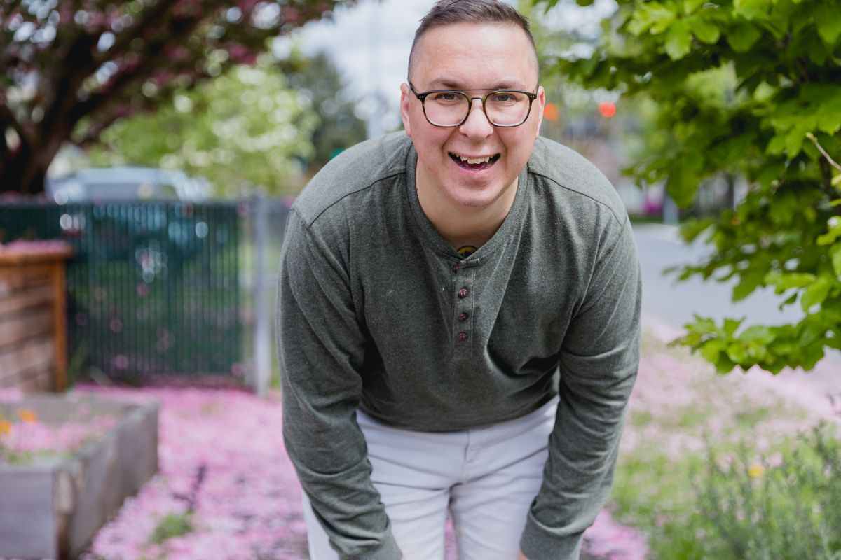 Uomo si diverte nel giardino di casa