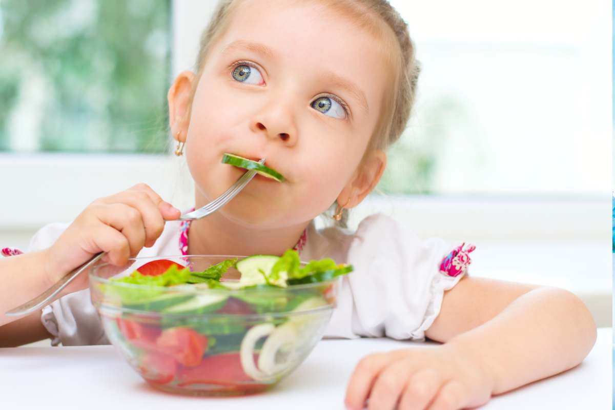 bambina mangia la verdura