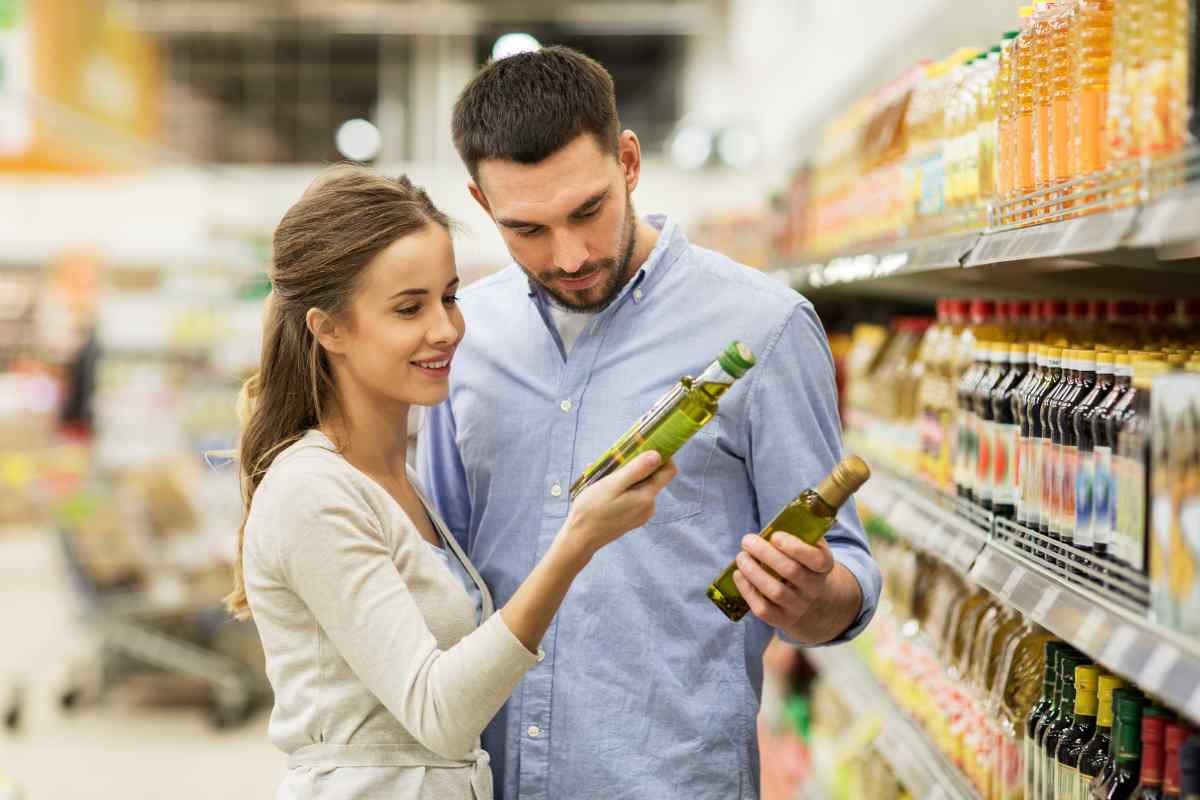 coppia sceglie l'olio al supermercato