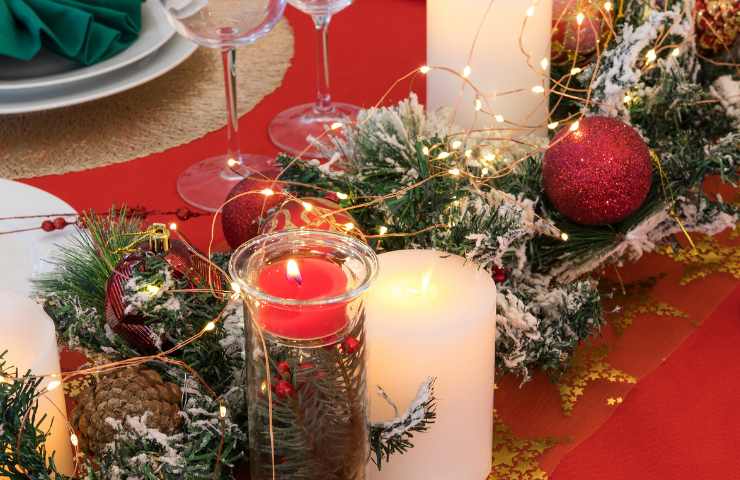 palline di Natale, runner e candele