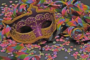 Coriandoli e maschera di Carnevale