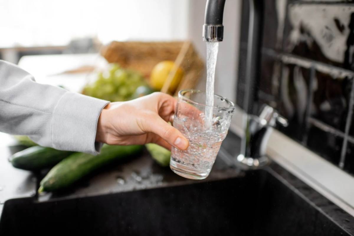 Acqua di rubinetto nel bicchiere 