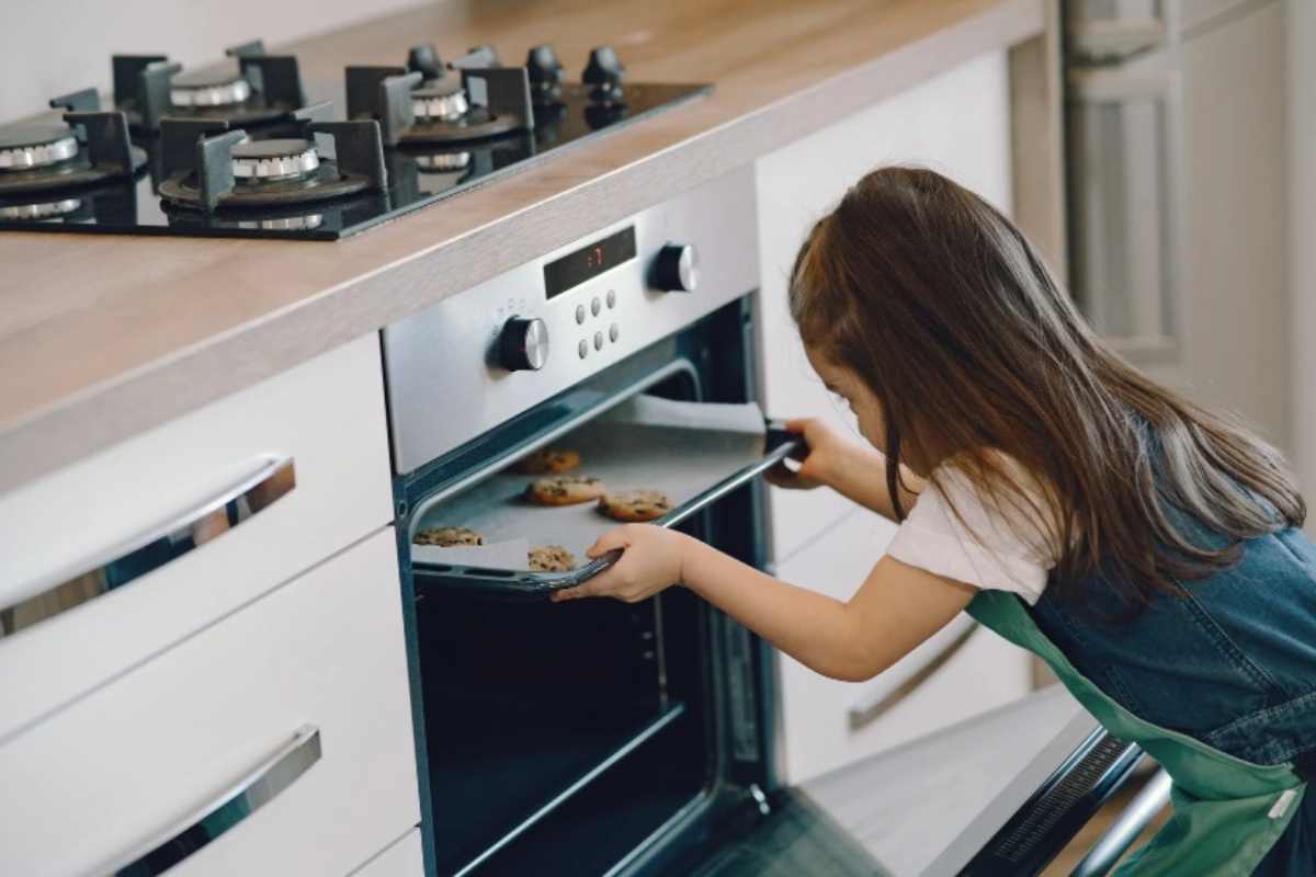 Bambina con i biscotti 