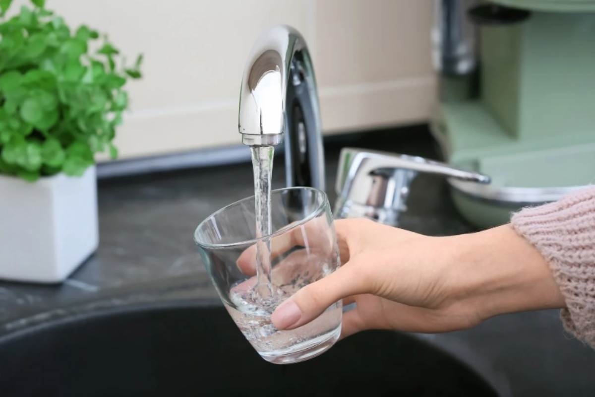 Bicchiere con acqua del rubinetto