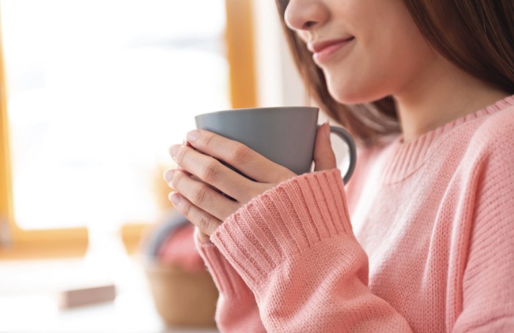 Ragazza beve caffè