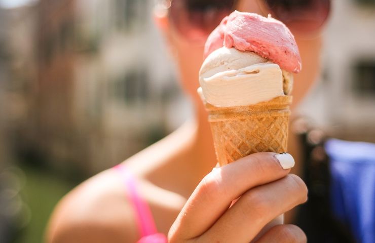 Donna che gusta gelato